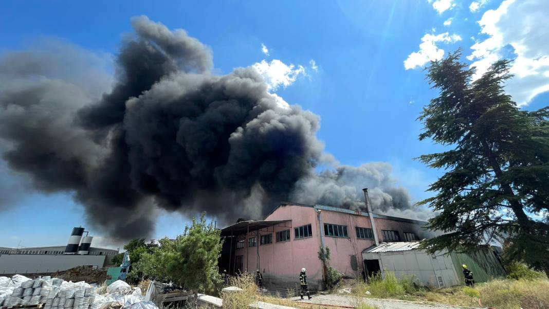 Kayseri'de sünger fabrikasında büyük yangın: Bir saatte kontrol altına alındı 10